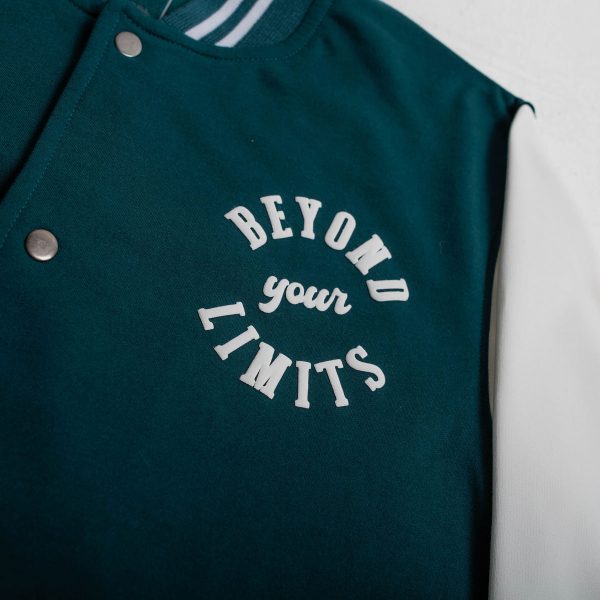 CHAQUETA TIPO COLLEGE BEYOND YOUR LIMITS VERDE-BLANCO